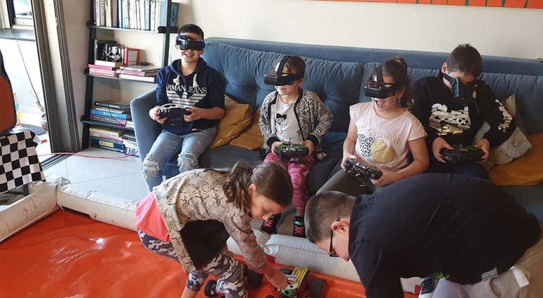 אוטו ספיד – מכוניות על שלט