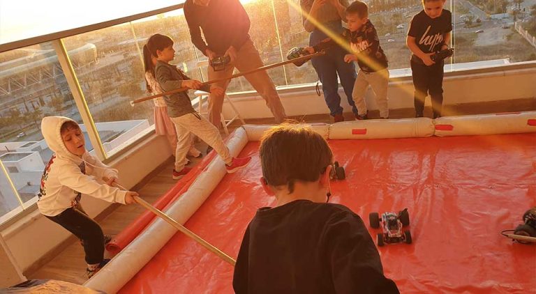 אוטו ספיד – מכוניות על שלט